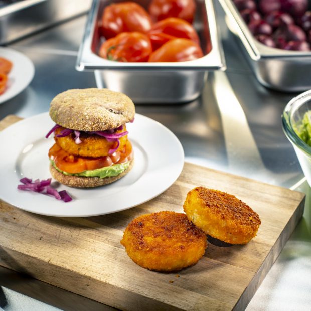 Veganer Fischfrikadellen-Burger mit Avocado-Dip, Tomate und ...