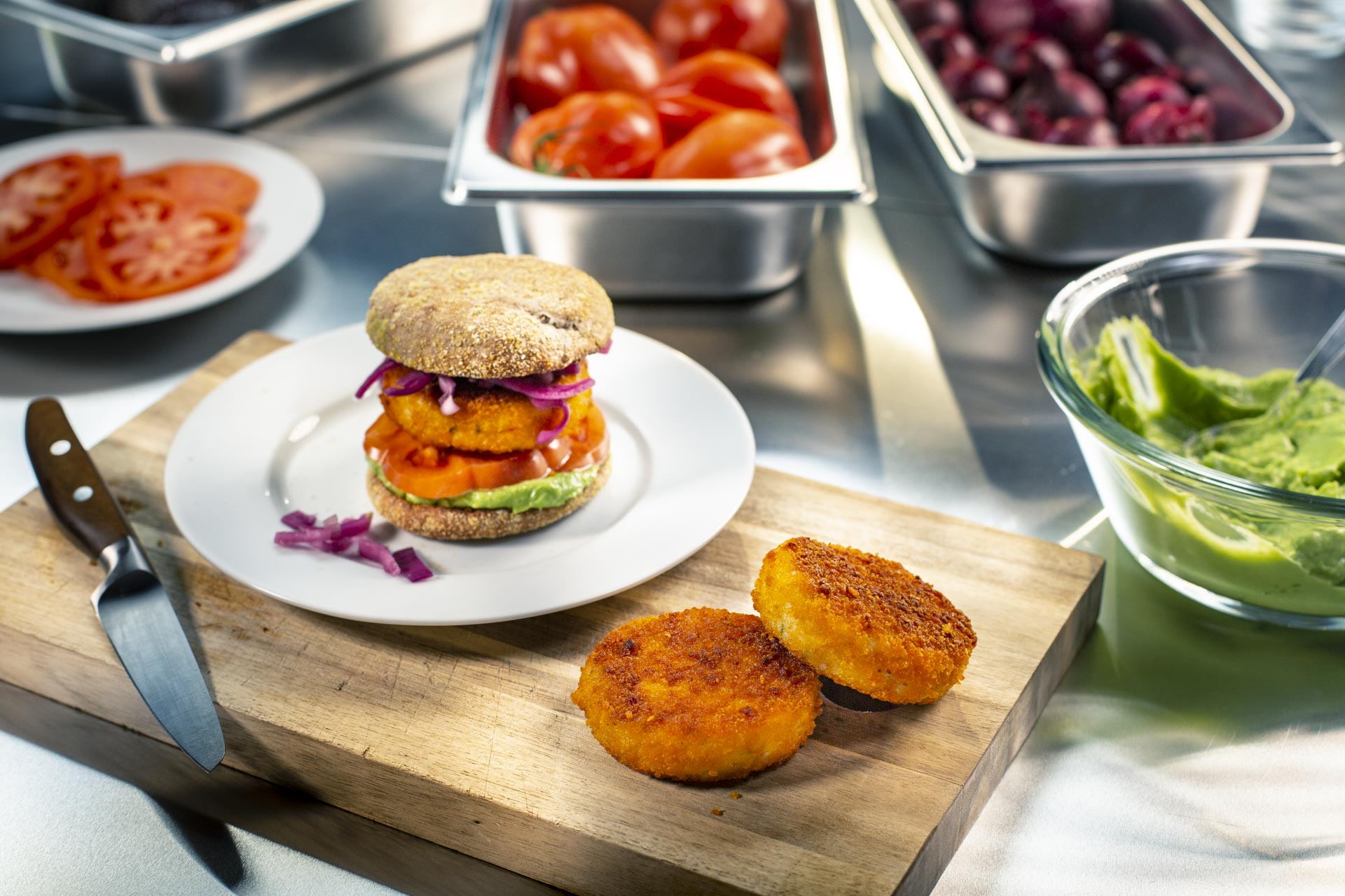 Veganer Fischfrikadellen-Burger mit Avocado-Dip, Tomate und ...