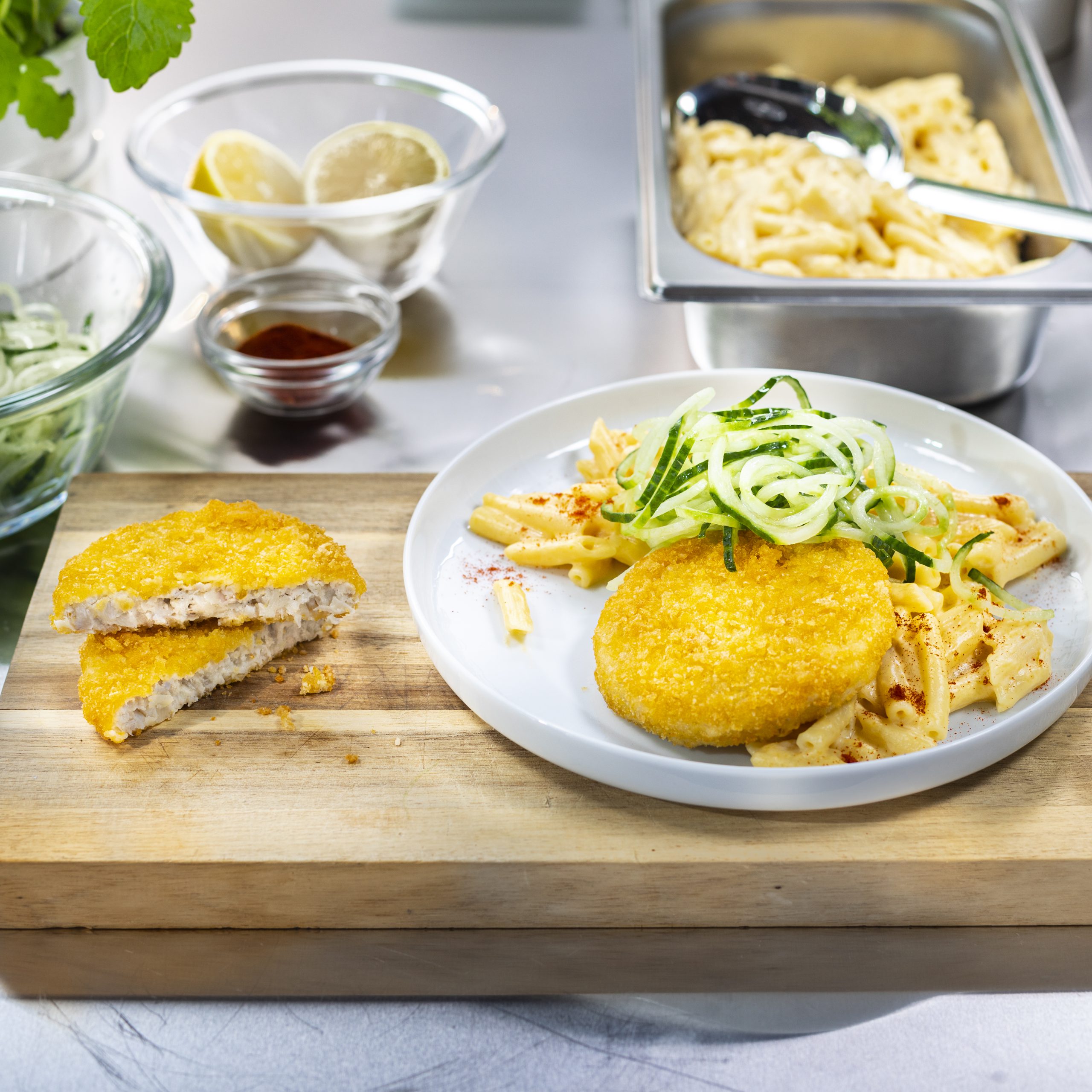 Crispy Burger vom Feld mit Käsenudeln und Gurkensalat - Foodservice DE