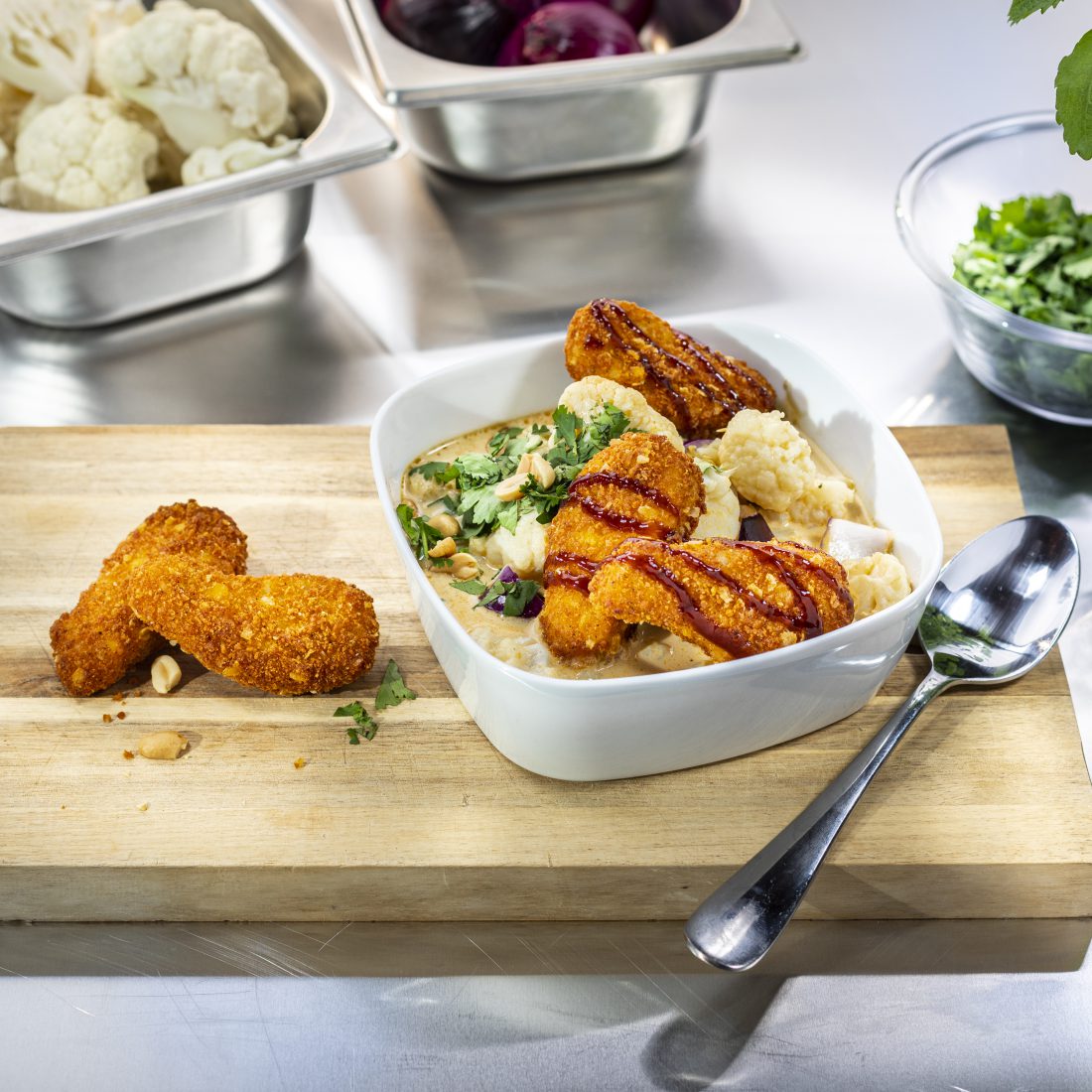 Blumenkohl-Kokos-Curry mit Boneless Wings vom Feld - Foodservice DE